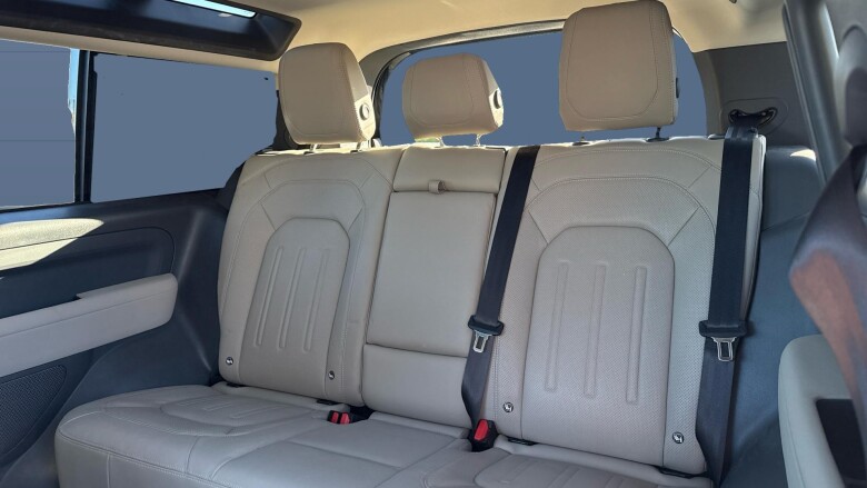 Land Rover Defender 3.0 D250 SE 90 3dr Auto Diesel Estate